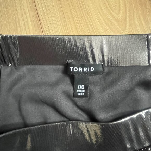 (B39) TORRID Plus Size (00 M | 10) Metal Grey Liquid Shine Midi Skirt W/ Pockets - Picture 4 of 7